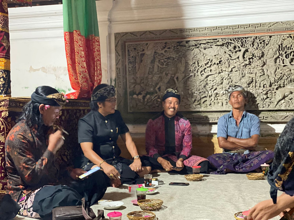 Bupati Badung Bersama Perbekel Petang dan Bendesa Adat Petang Melayat ke Rumah Duka I Dewa Gede Ngurah Br Petang Suci